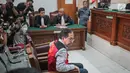 Terdakwa kasus dugaan penghilangan barang bukti pengaturan skor, Joko Driyono menjalani sidang putusan di PN Jakarta Selatan, Selasa (23/7/2019). Joko Driyono dinyatakan bersalah atas perkara pengrusakan barang bukti dengan vonis hukuman 1 tahun 6 bulan penjara. (Liputan6.com/Faizal Fanani)