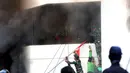 Kericuhan disebabkan tembakan gas air mata, imbasnya salah satu gedung yang ada di jalan Kwitang depan Markas Komando Brimob Polda Metro Jaya terbakar. (Liputan6.com/Helmi Fithriansyah)