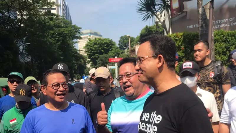 Pasangan bakal calon gubernur dan bakal calon wakil gubernur Jakarta, Pramono Anung-Rano Karno bertemu mantan Gubernur Jakarta, Anies Baswedan, saat meramaikan kegiatan hari bebas berkendara atau Car Free Day (CFD) di Senayan, Jakarta, Minggu (1/9/2024).