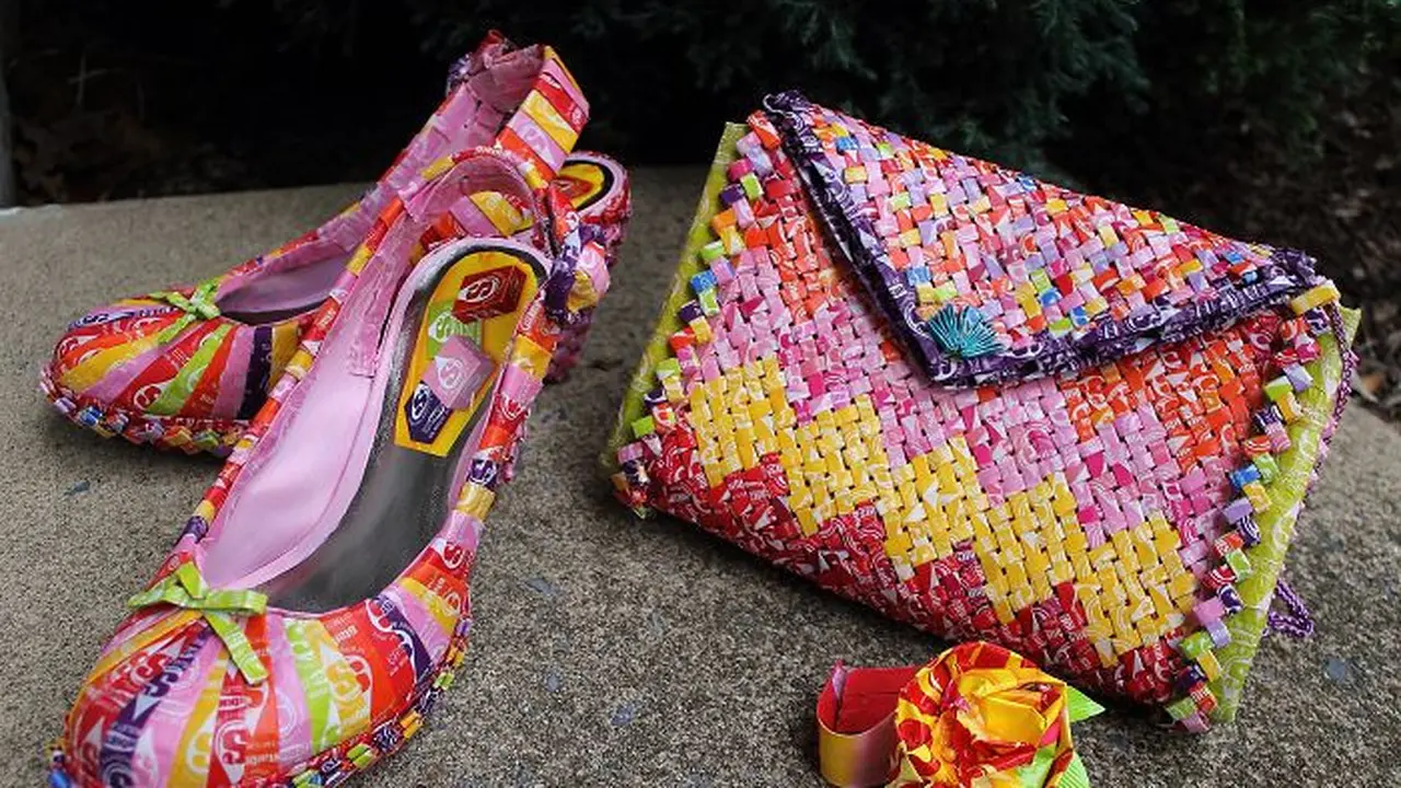 Kreasi Rok dan Tas Menakjubkan dari Bungkus Permen (Foto: Boredpanda)
