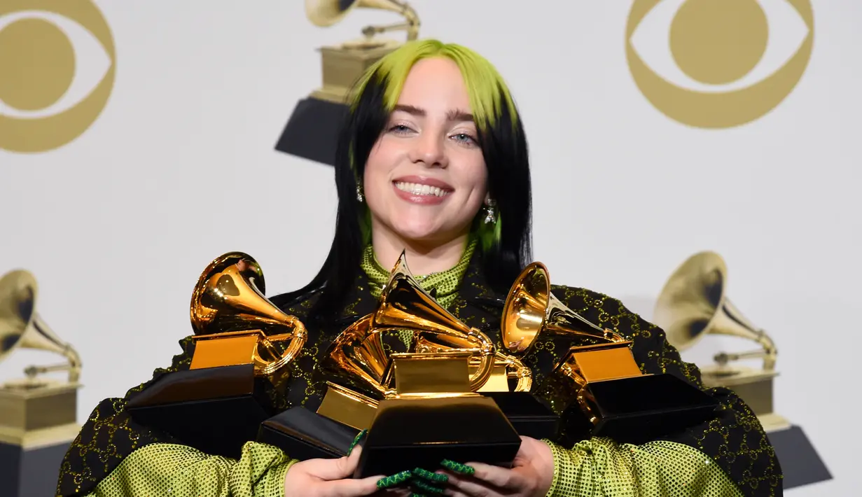 Billie Eilish berpose dengan piala penghargaan Grammy Awards 2020 di Staples Center, Los Angeles, Amerika Serikat, Minggu (26/1/2020). Eilish memborong lima piala dalam perhelatan musik akbar yang diselenggarakan ke-62 kalinya ini. (AP Photo/Chris Pizzello)