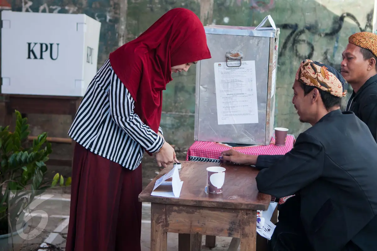 Mencoblos di Pilkada DKI 2017