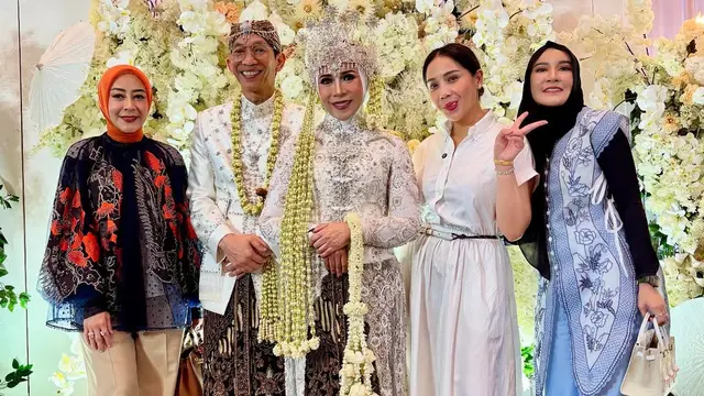 Potret Serasi Melly Goeslaw dan Anto Hoed Kembali Jadi Pengantin Sunda di Anniversary ke-30