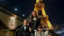 Merayakan tahun baru di Paris, Xabiru dan Chava kompak kenakan busana formal yang glamor.