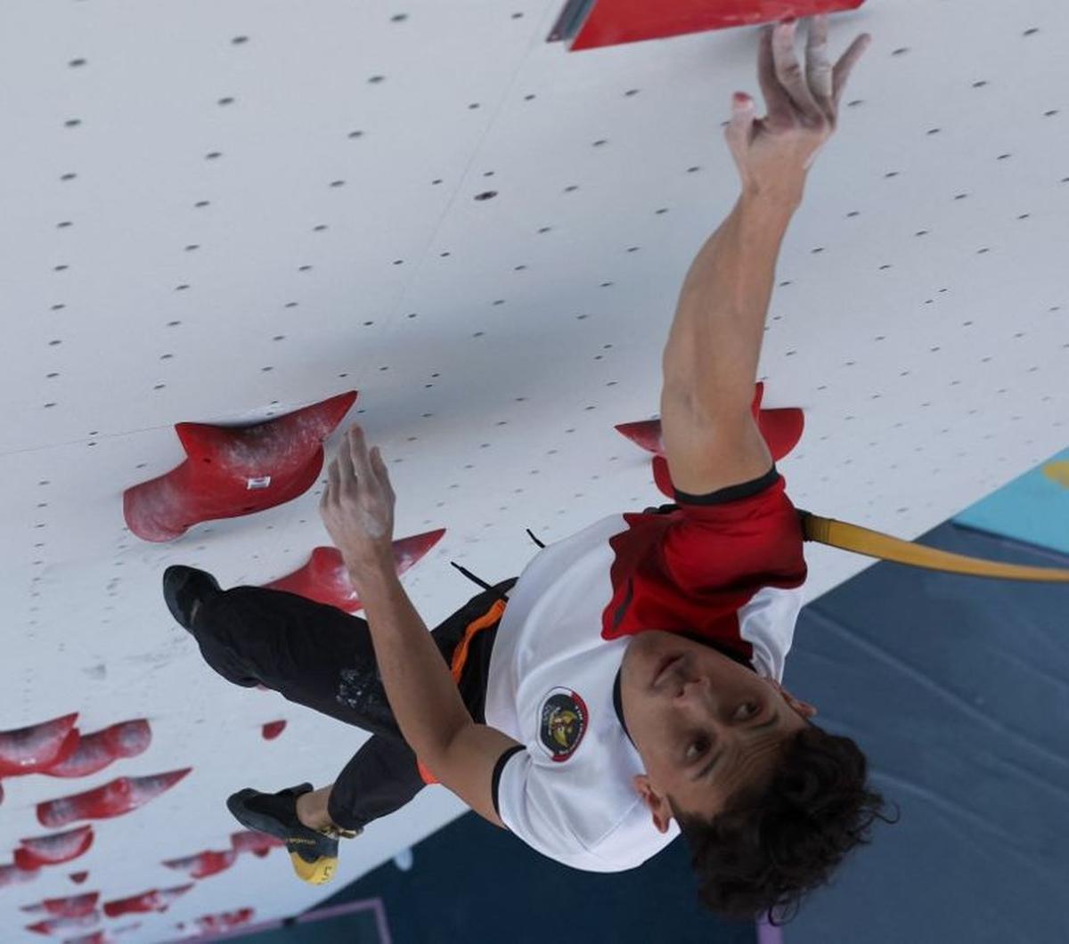Atlet panjat tebing Indonesia Veddriq Leonardo beraksi dalam babak kualifikasi nomor speed putra pada Olimpiade Paris 2024 di&nbsp;Le Bourget Sport Climbing Venue, Paris, Prancis, pada 6 Agustus 2024. Veddriq berhasil lolos ke babak perempat final setelah