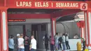 Sebanyak 55 napi dari Lapas Kedungpane Semarang dibebaskan oleh Kalapas, Sabtu(2/4/2020). Lapas Kedungpane Semarang akan membebaskan 270 narapidana untuk mencegah penyebaran virus corona. (Liputan6.com/Gholib)