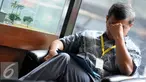 Komjen Pol (Purn) Oegroseno menunggu di lobi kantor KPK, Jakarta, Selasa (17/11). Kedatangan Oegroseno untuk melaporkan Ketua Umum KONI Pusat Tono Suratman terkait dugaan penyalahgunaan anggaran PP PTMSI. (Liputan6.com/Helmi Afandi)