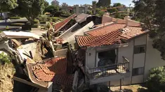 Foto yang diambil dengan drone ini menunjukkan kerusakan akibat pergerakan bumi pada sebuah properti di Rolling Hills Estates, California, Senin, 10 Juli 2023. (Ted Soqui via AP)