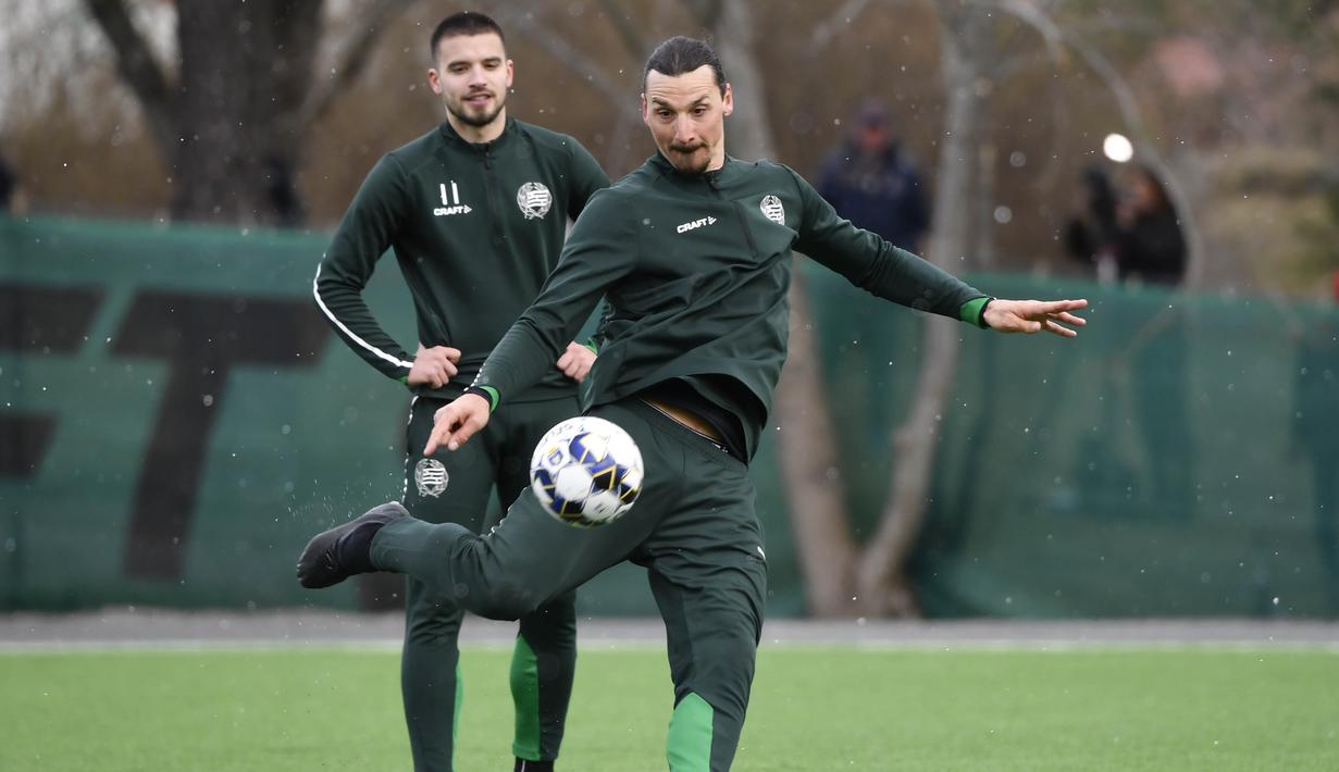 Pemain AC Milan, Zlatan Ibrahimovic menendang bola saat melakukan latihan bersama klub Swedia Hammarby di Stockholm, Swedia, Senin (13/4/2020). Ibrahimovic yang sedang berada di kampung halaman menyempatkan diri berlatih sepak bola meski di tengah wabah virus corona. (AFP/Henrik Montgomery)