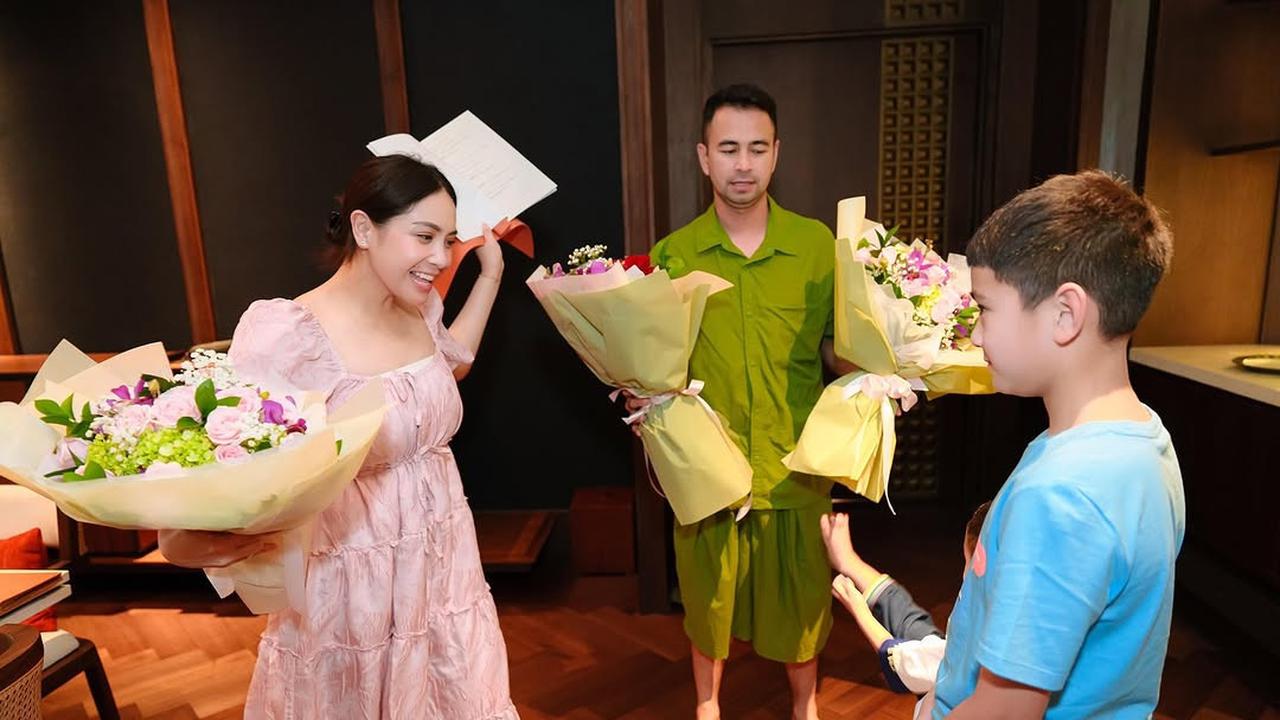 Raffi Ahmad, Rafathar, Rayyanza dan Lily Beri Bunga Spesial ke Nagita saat Hari Ibu