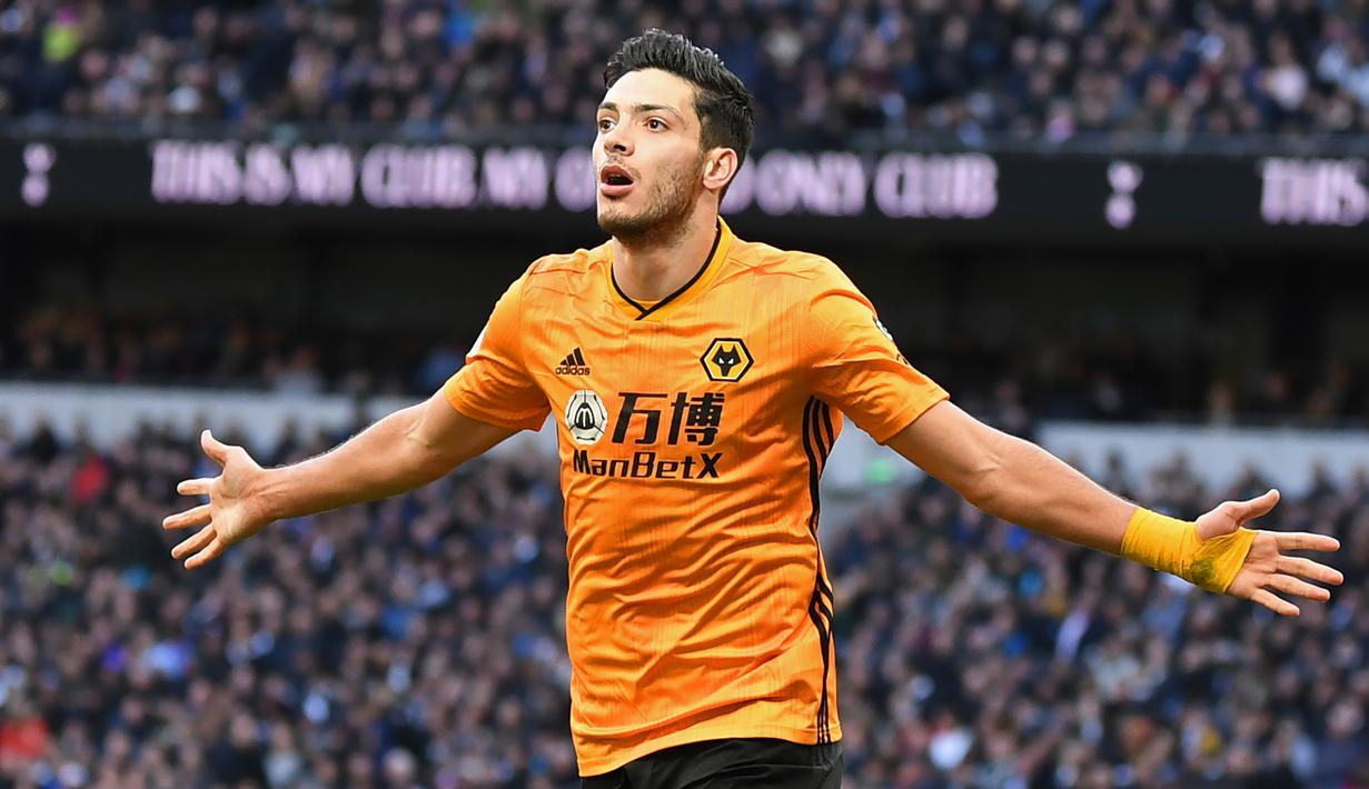 3. Raul Jimenez - Pemain asal Meksiko ini mampu memberikan kontribusi besar bagi lini depan Wolves. Jimenez telah menyumbangkan 22 gol dan 10 assist dari 44 penampilannya bersama Wolves sepanjang musim 2019/20. (AFP/Daniel Leal-Olivas)