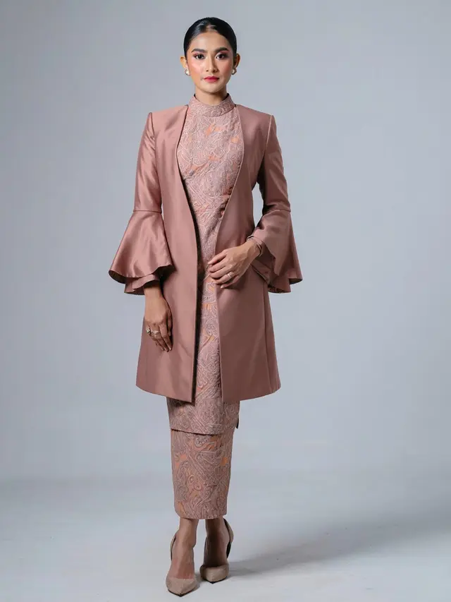 Model Dress Batik Brokat dengan Blazer Panjang Semi Formal (Foto: Reve Art)