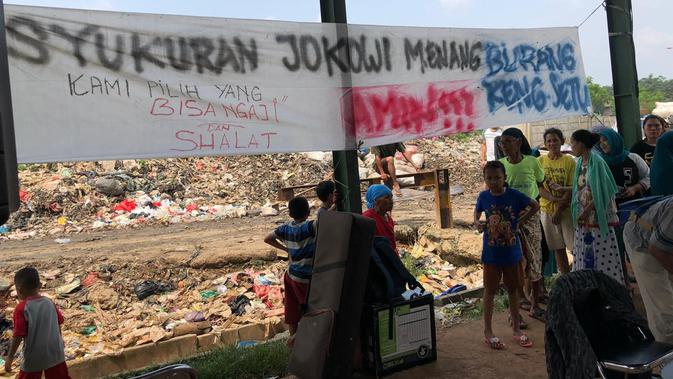 Jokowi Menang di Hitung Cepat, Pemulung Syukuran di TPA 