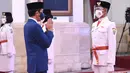 Presiden Joko Widodo memberi ucapan selamat kepada anggota Pasukan Pengibar Bendera Pusaka (Paskibraka) usai upacara pengukuhan di Istana Negara, Kamis (13/8/2020). Sebanyak 8 anggota Paskibraka akan bertugas pada upacara HUT ke-75 Kemerdekaan RI. (Foto: Lukas - Biro Pers Sekretariat Presiden)