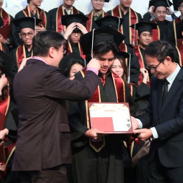 Tampil Kompak, Ini 7 Momen Wisuda SMA Putra Cut Keke dan Malik Bawazier