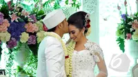 Hengky Kurniawan saat mencium kening Sonya Fatmala usai melangsungkan akad nikah di sebuah hotel kawasan TMII, Jakarta, Kamis (23/4/2015). (Liputan6.com/Panji Diksana)