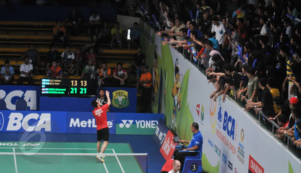 Ganda putra Indonesia, Hendra/Ahsan bergemberia dengan para suporter usai bertanding di BCA Indonesia Open Superseries Premier 2015 di Istora Senayan, Jakarta, Rabu (3/6/2015). Hendra/Ahsan menang 21-13 21-13. (Liputan6.com/Herman Zakharia)