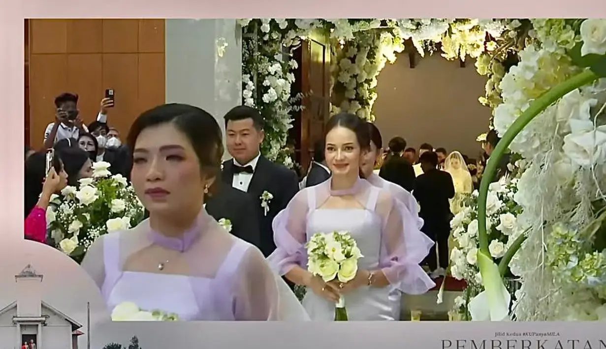 Enzy Storia dan Febby Rastanty tampil elegan dalam balutan dress bodycon warna lilac dengan detail organza. [IG/enzystoria-.