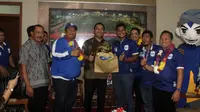 PSIS mendapat hadiah dari Wali Kota Semarang, Kamis (30/11/2017). (Bola.com/Ronald Seger Prabowo)