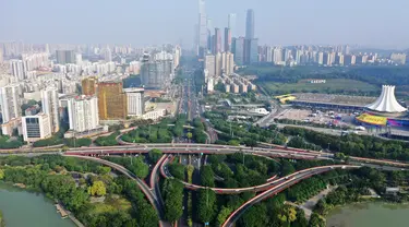 Foto dari udara pemandangan Nanning International Convention and Exhibition Center dan gedung-gedung di sekitarnya di Nanning, Daerah Otonom Etnis Zhuang Guangxi, China selatan pada 26 November 2020. China-ASEAN Expo ke-17 akan diselenggarakan di Nanning pada 27-30 November. (Xinhua/Lu Boan)