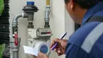 Petugas melakukan pengecekan meteran gas, Jakarta, Kamis (3/3/2016). Pemerintah berupaya mempercepat pembangunan jaringan gas rumah tangga. (Liputan6.com/Yoppy Renato)