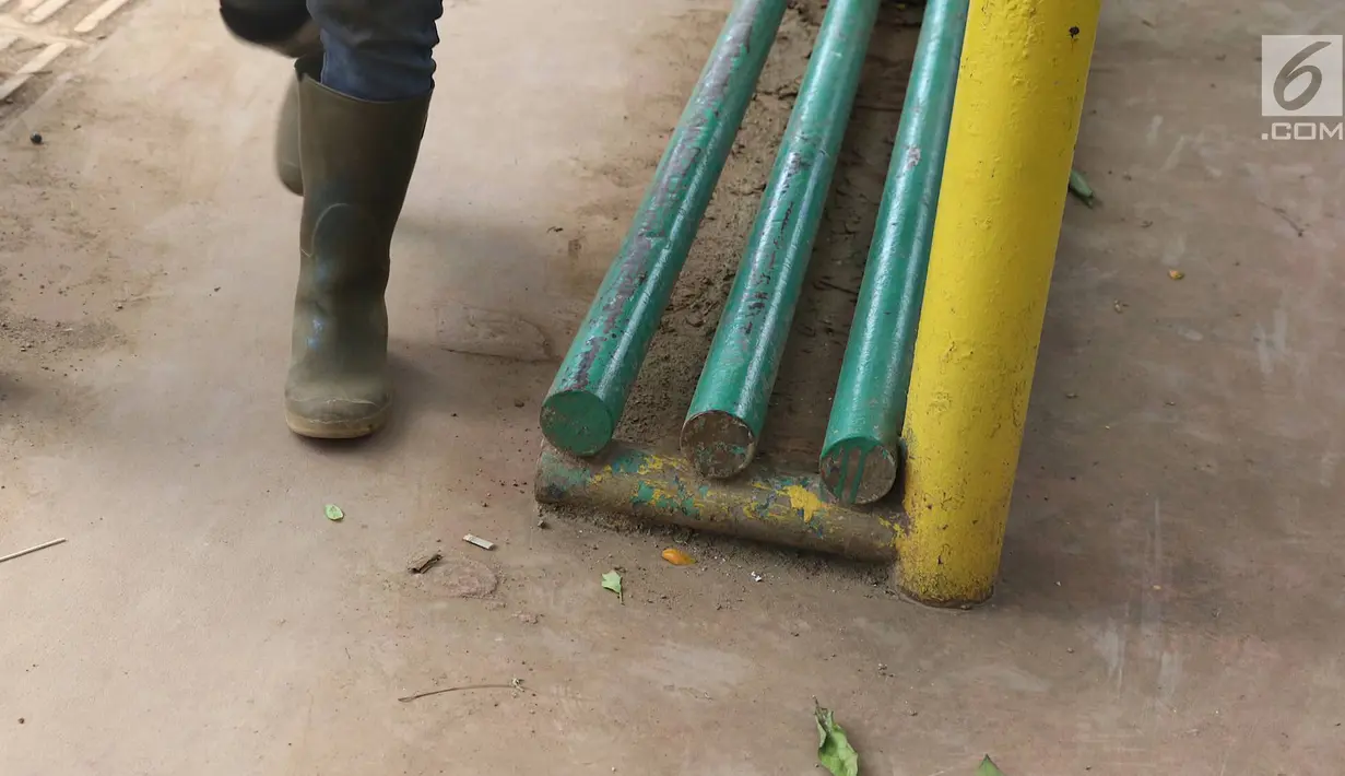 Pejalan kaki melintas di sekitar Halte Perum Tanjung Mas, Jakarta, Rabu (6/2).Proyek peninggian trotoar yang tidak diimbangi dengan renovasi halte menyebabkan bangku di halte menjadi pendek dan tidak layak untuk digunakan. (Liputan6.com/Immanuel Antonius)