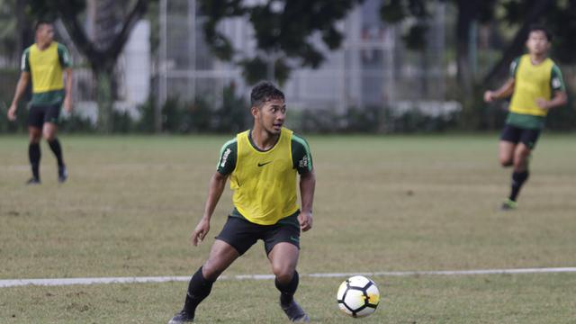 Pemain Timnas Indonesia U-23, Gian Zola, mengontrol bola saat latihan. (Bola.com/Vitalis Yogi Trisna)