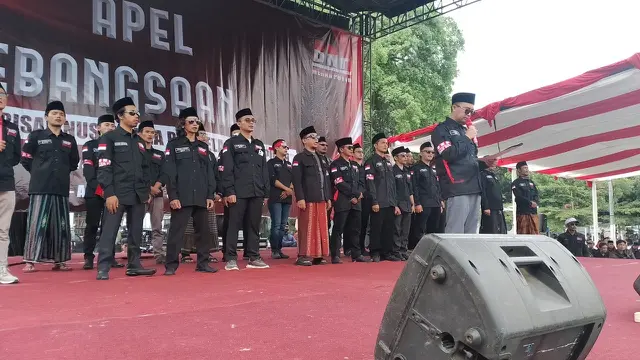 Salah satu inisiator BNP Merah Putih KH Hilman Umar Basori dalam pembacaan deklarasi damai dalam apel kebangsaan relawan BNP Merah Putih di Lapangan Otista Alun-alun Garut, Jawa Barat. (Liputan6.com/Jayadi Supriadin)