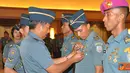 Citizen6, Surabaya: Penyematan tanda peserta kepada perwakilan peserta Dikspespa dan Diksarcab oleh Dankobangdikal Laksda TNI Djoko Teguh Wahojo. (Pengirim: Penkobangdikal).