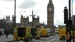 Sejumlah kendaraan medis terlihat di jembatan Westminster, sekitar gedung Parlemen Inggris di London, Rabu (22/3). Serangan teror di Jembatan Westminster dan Gedung Parlemen Inggris menewaskan 5 orang dan melukai sedikitnya 40 orang. (NIKLAS HALLE'N/AFP)