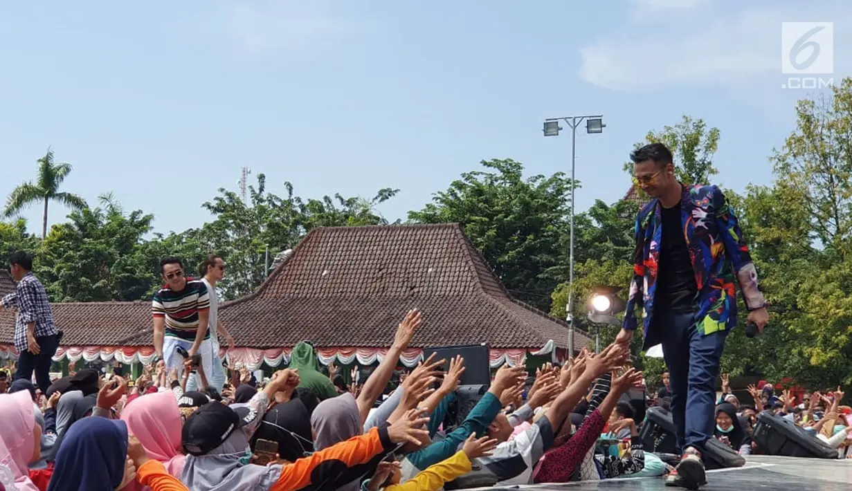 Pembawa acara Raffi Ahmad menyapa penonton Karnaval SCTV di Alun-Alun Bojonegoro, Jawa Timur, Sabtu (30/3). Ragam hiburan memanjakan warga Bojonegoro sejak pagi hingga malam hari. (Liputan6.com/Pool/SCTV)