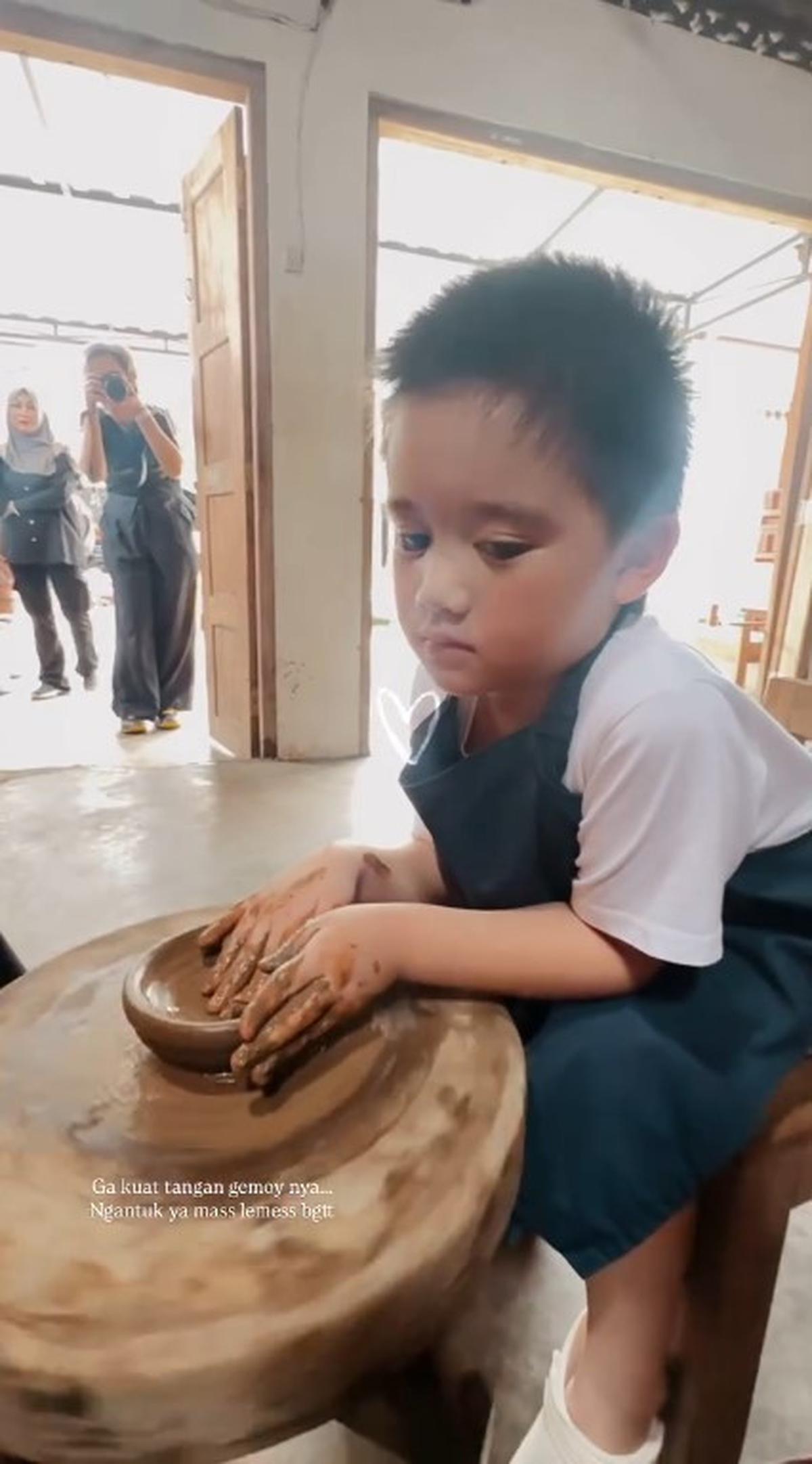 Gemasnya Athar Anak Citra Kirana Bikin Kerajinan Tanah Liat, Niatnya Mangkok Malah Jadi Kura-Kura