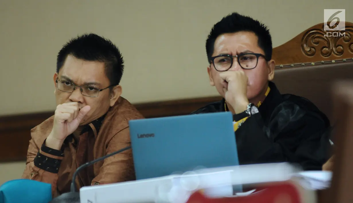 Tersangka dugaan suap terhadap Ketua Pengadilan Tinggi Manado Sudiwardono, Aditya Anugrah Moha (kiri) saat sidang lanjutan di Pengadilan Tipikor, Jakarta, Rabu (7/3). Sidang mendengar keterangan saksi. (Liputan6.com/Helmi Fithriansyah)