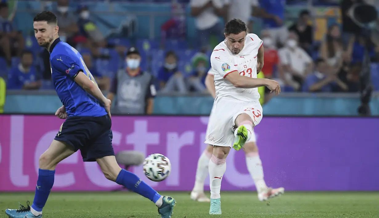 Unggul 2-0 membuat Italia mengendurkan serangan. Swiss kembali memperoleh peluang lewat sepakan keras gelandang Xherdan Shaqiri di menit ke-61. (Foto: AP/Pool/Ettore Ferrari)