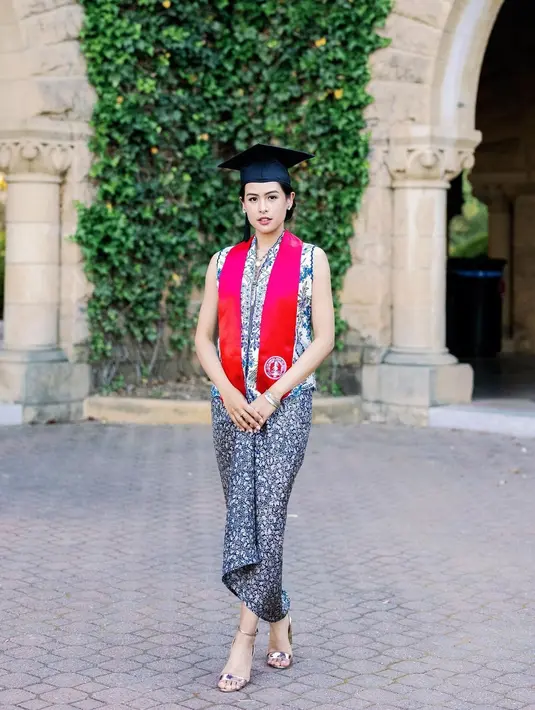 Lulus dari Standford University, Maudy Ayunda mengenakan kebaya sleeveless bernuansa biru dengan motif menarik. [@maudyayunda]