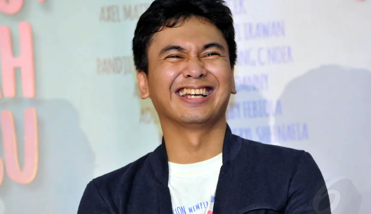 Sebagai sutradara dan penulis, Dika harus bisa improvisasi di lapangan ketika banyak kendala di lokasi. (Liputan6.com/Panji Diksana)