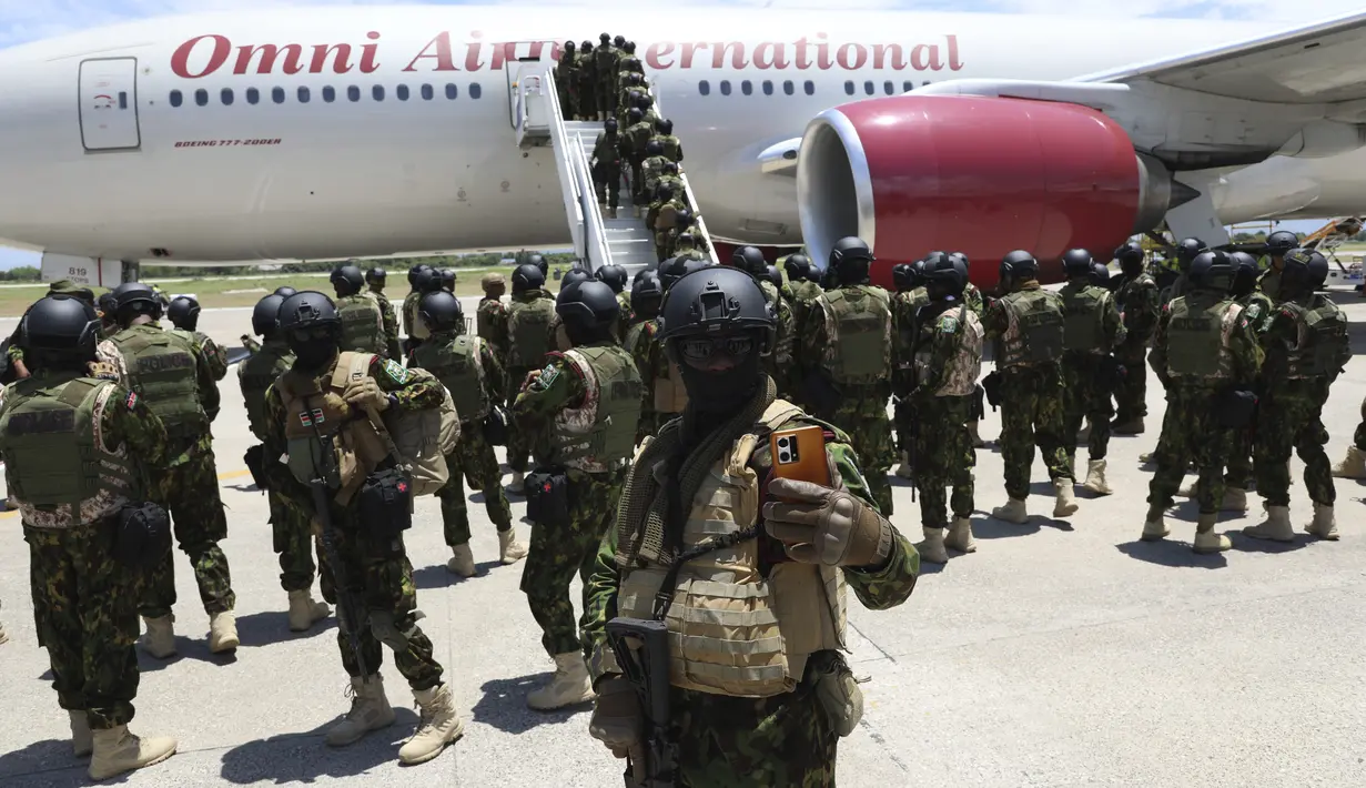 Kontingen kedua yang terdiri dari 200 polisi dari Kenya tiba di Haiti untuk memperkuat misi yang didukung PBB yang dipimpin oleh negara Afrika Timur tersebut untuk memerangi geng-geng kriminal di negara Karibia yang sedang dilanda masalah. (AP Photo/Odelyn Joseph)