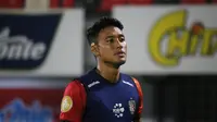 Bek kanan Bali United I Made Andhika Wijaya saat melakukan pemanasan di Stadion Kapten I Wayan Dipta. (Bola.com/Maheswara Putra)