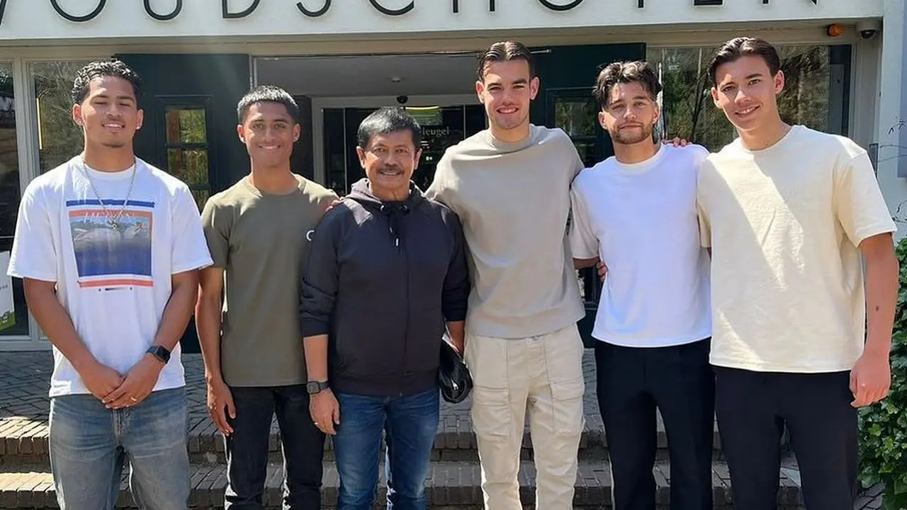 Pelatih Timnas Indonesia U-20, Indra Sjafri bersama lima pemain keturunan.