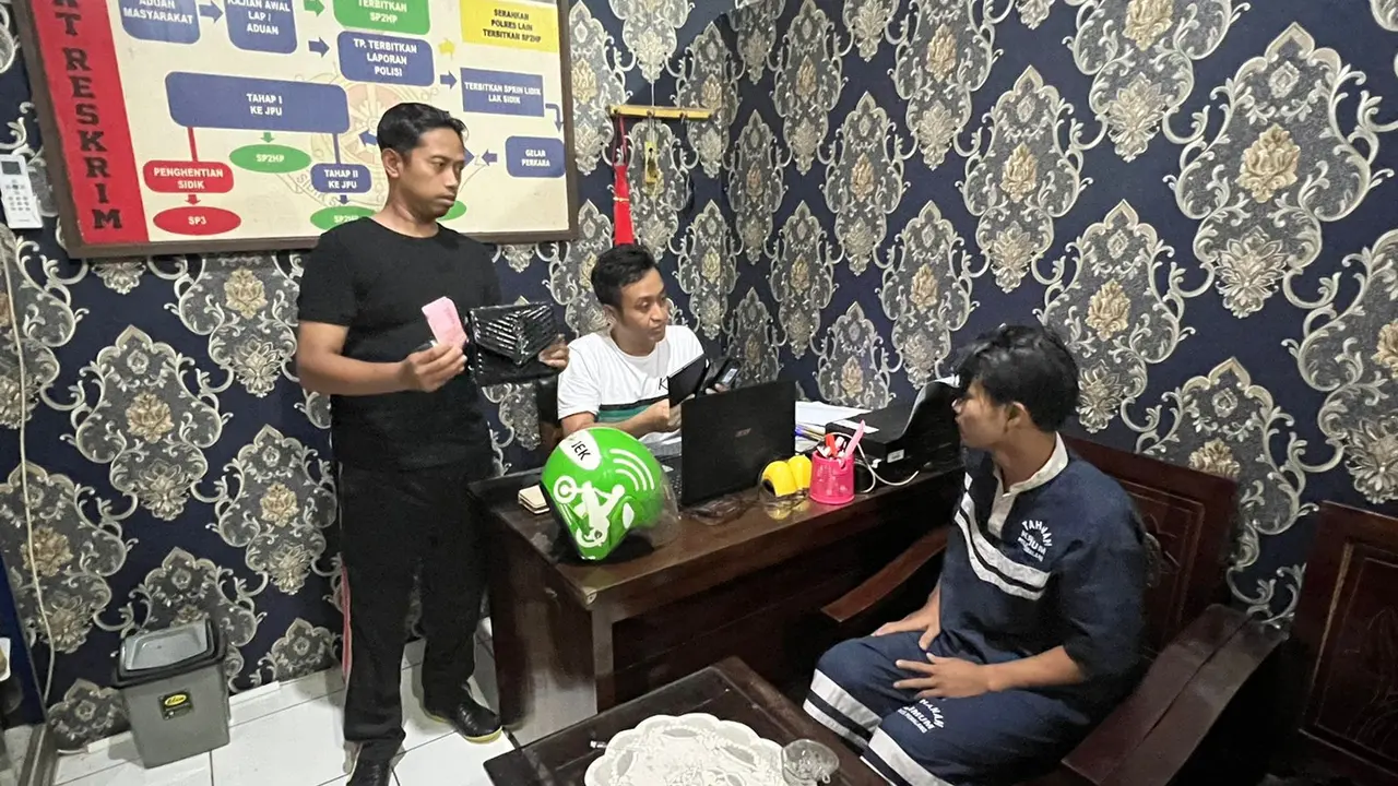 Polisi memeriksa tersangka yang gagal jambret wanita muda di Pemalang. (Foto: Liputan6.com/Humas Polres Pemalang)