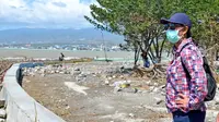 Gaya Menteri Susi Pudjiastuti saat meninjau lokasi pantai yang rusak akibat gempa dan tsunami di Kota Palu. (Istimewa)
