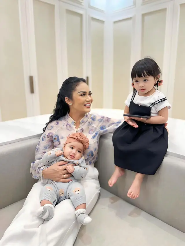 6 Potret Krisdayanti saat Main Bareng Dua Cucu, Ameena dan Azura Bikin Gemas