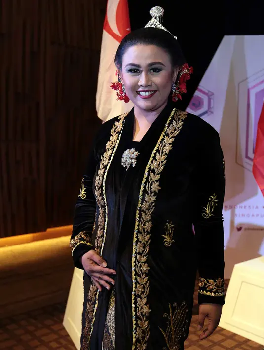 Tia yang sebelumnya merintis kariernya dari penyanyi pop dan rock juga mulai menekuni lagu dangdut. Belum lama ini, perempuan 35 tahun itu menjadi wakil salah satu kontestan Indonesia di ajang D'Academy (DA) Asia 3. (Deki Prayoga/Bintang.com)