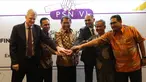 Menkominfo Rudiantara (tengah), Tushar Handiekar (Ketiga kanan), Adi Rahman Adiwoso (kedua kanan) dan jajaran direksi Pasifik Satelit Nusantara (PSN) saat menghadiri Penandatangan Perjanjian di Jakarta, Selasa (5/12). (Liputan6.com/Faizal Fanani)