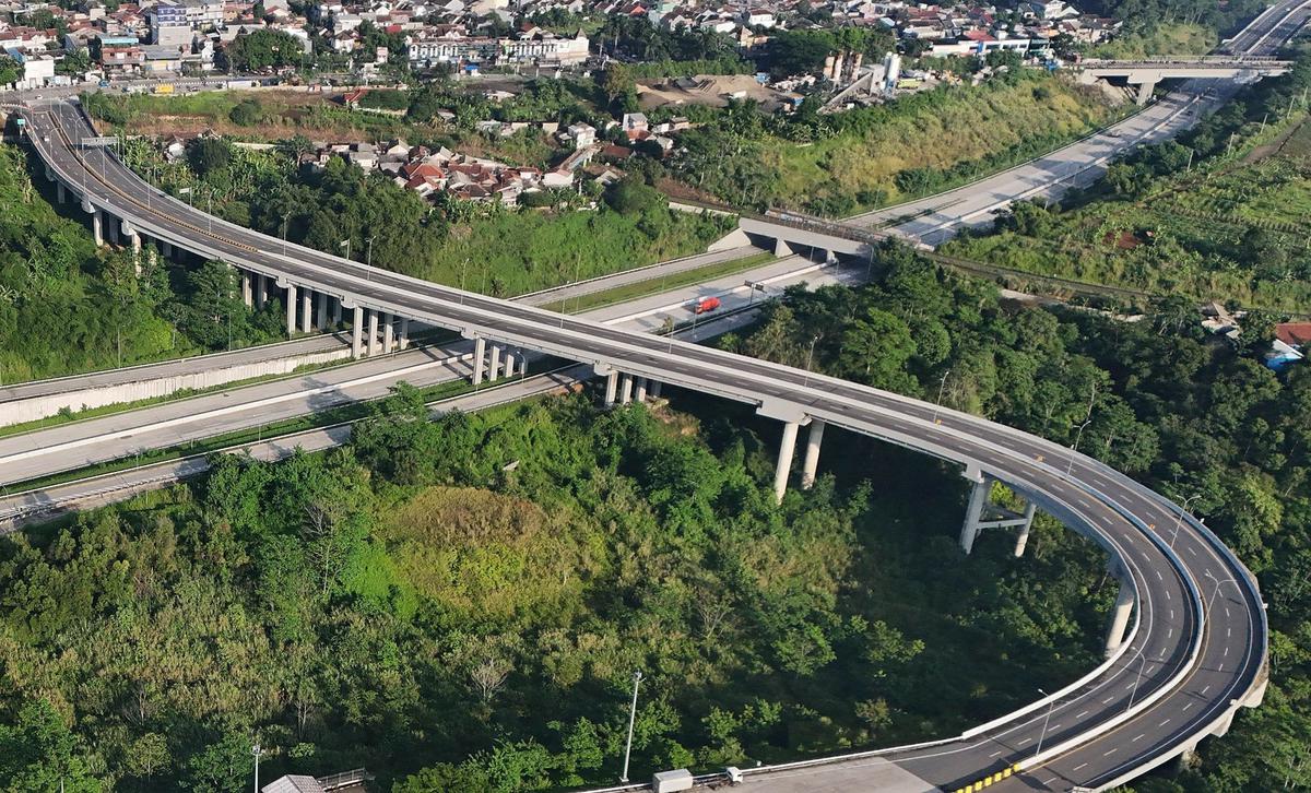 Keindahan Tol Bocimi dengan latar belakang Gunung Salak