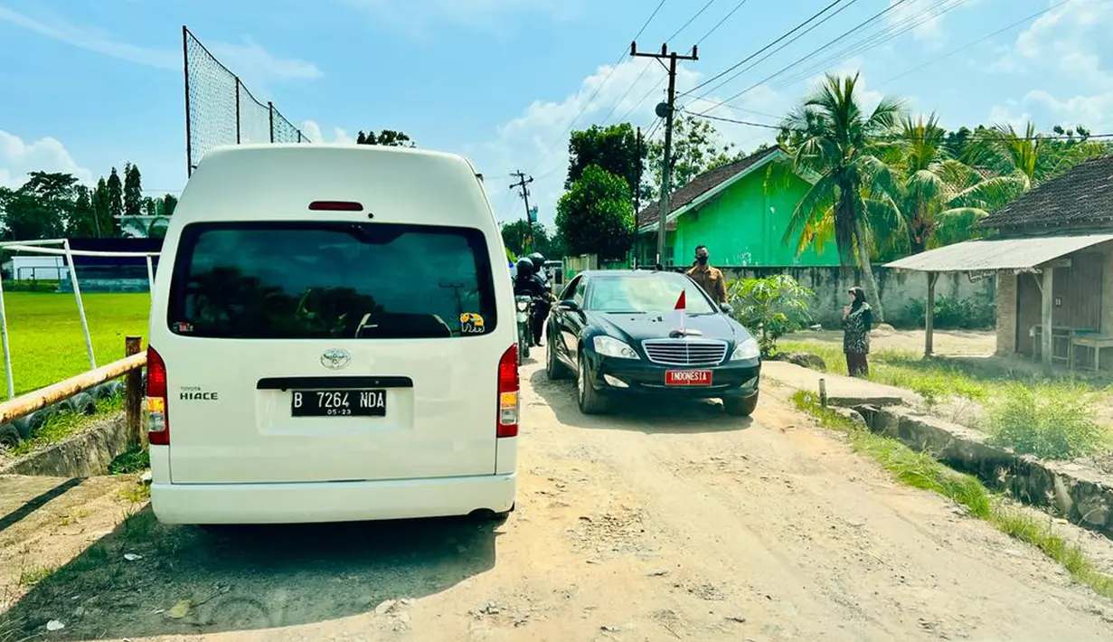 "Jadi kita baru mengumpulkan data-data jalan-jalan kabupaten dan kota, jalan-jalan provinsi yang rusak parah karena anggaran yang ada di provinsi maupun kabupaten/kota tidak banyak mengarahkan pada pembangunan infrastruktur," jelasnya. (Foto: Laily Rachev - Biro Pers Sekretariat Presiden)