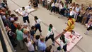 Pria berkostum setan melompati bayi-bayi yang terlentang di atas matras di sebuah jalan selama festival El Colacho di desa Castrillo de Murcia, bagian utara Spanyol, 23 Juni 2019. Walau terdengar membahayakan, belum pernah ada laporan kecelakaan saat tradisi tersebut berlangsung. (CESAR MANSO/AFP)