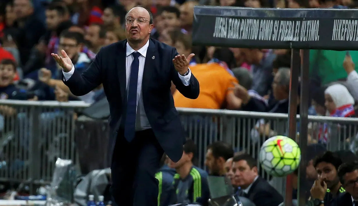Pelatih Rafael Benitez memberikan instruksi kepada anak asuhnya dalam lanjutan liga Spanyol di Vicente Calderon stadium in Madrid, Senin (05/10/2015). Atletico vs Madrid seri 1-1. (REUTERS/Andrea Comas)