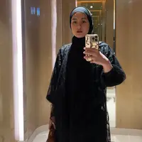 Dinda Hauw tampil cantik memadukan outfit serba hitamnya untuk bukber. Ia memilih gamis dengan aksen lace yang cantik, dipadukan hijab hitam polos. [Foto: Instagram/dindahw]