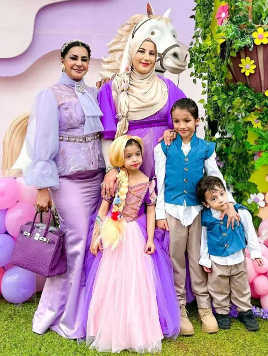 Di hari ulang tahun Nora, Ala Alatas ikut hadir. Seperti inilah momen kebersamaan mereka.